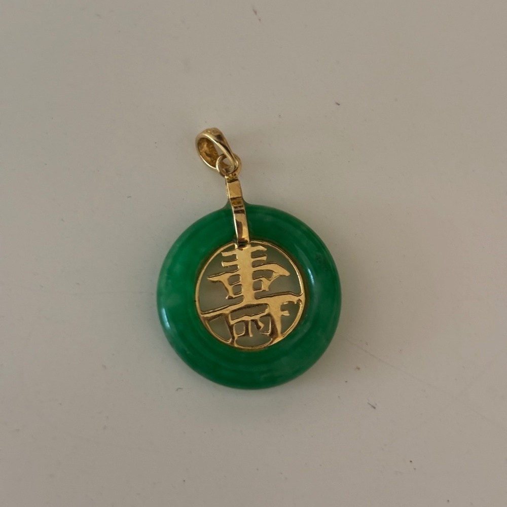 18k 750 stamped vintage yellow gold and jade pendant